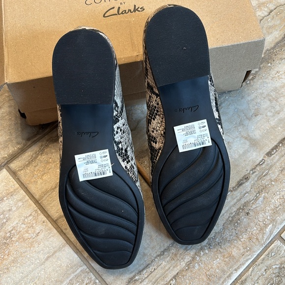 NWT Clarks Sz 9 Taupe Snake Slip Ons - Picture 4 of 5